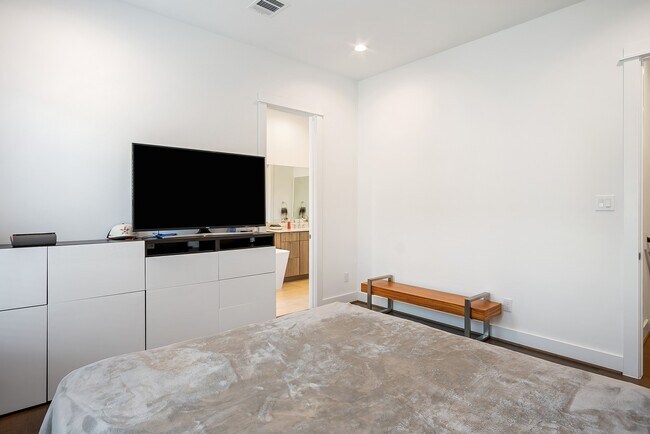 Building Photo - 608 Janisch Rd