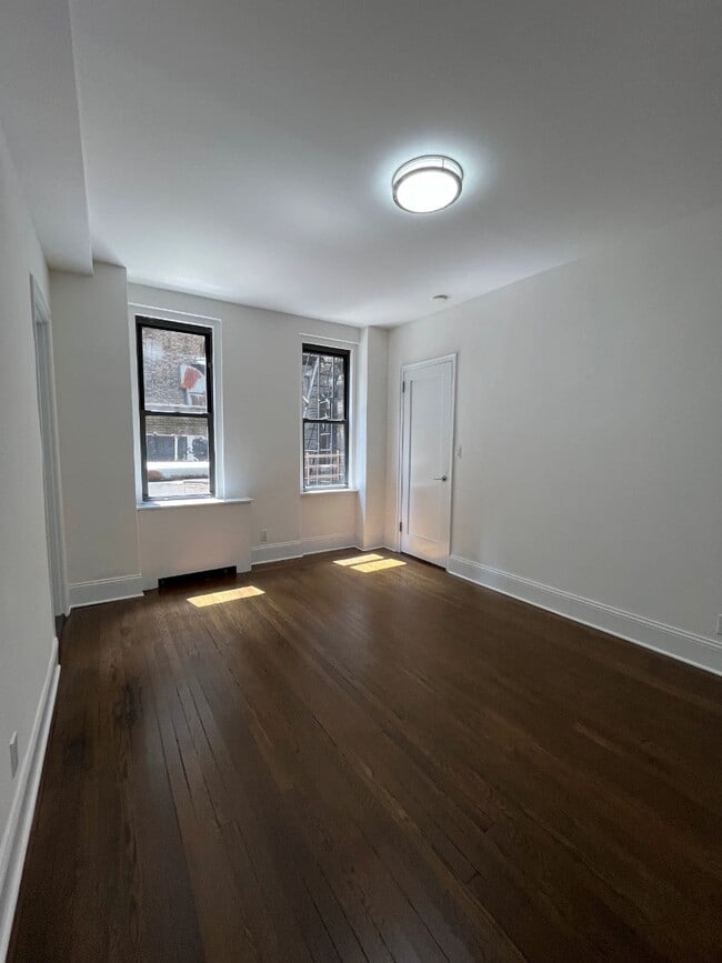 Building Photo - 140 E 46th St