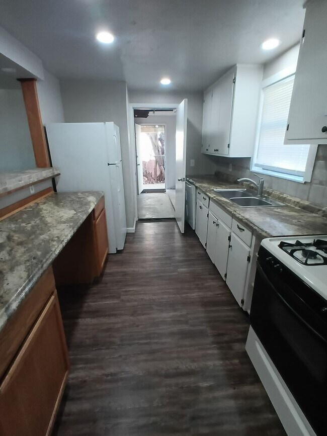 Building Photo - Cute Remodel - Midwest City Schools!