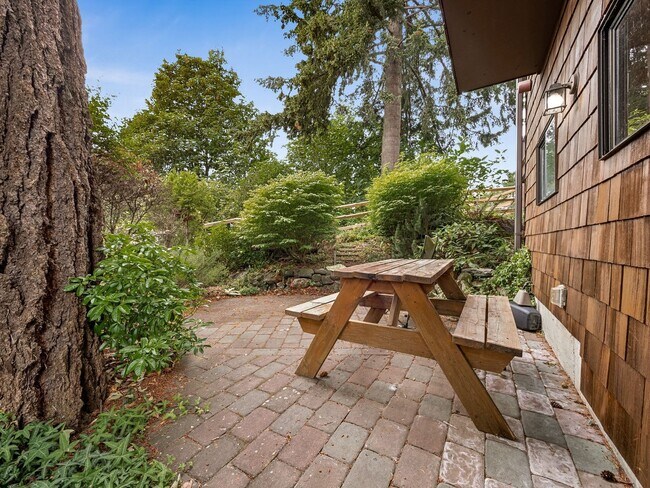 Building Photo - Super Sweet Cottage Living, Centrally Located!