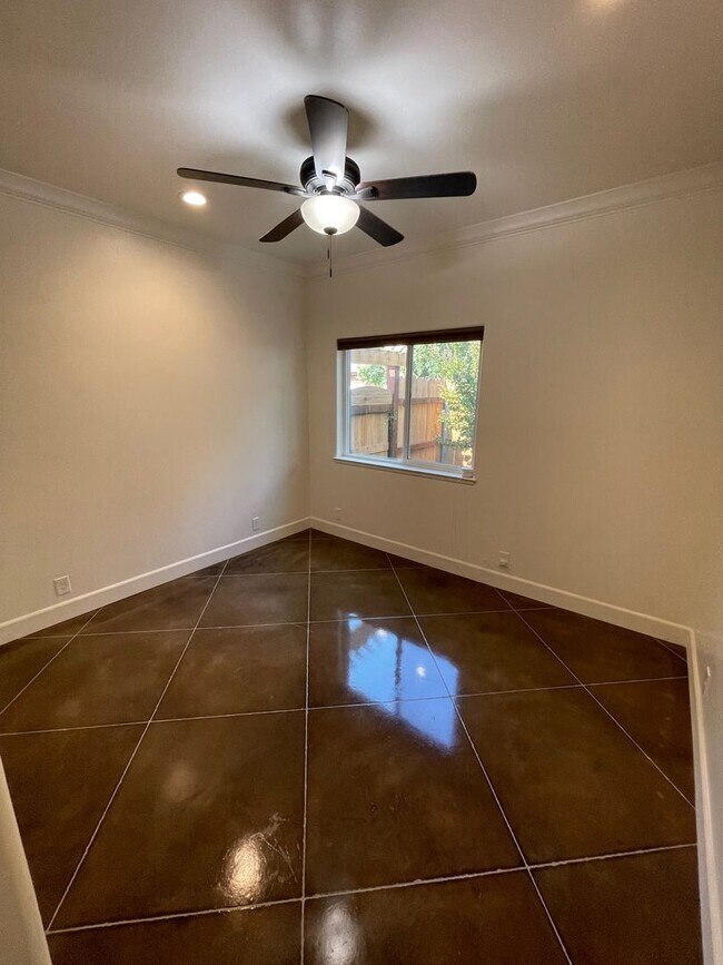 Building Photo - 126 W 20th St