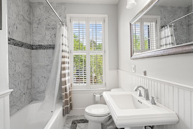 Building Photo - 400 S Lee St