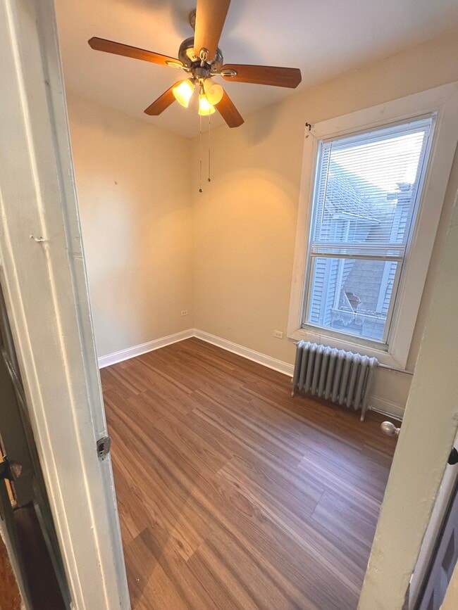 Building Photo - 2927 N Sacramento Ave