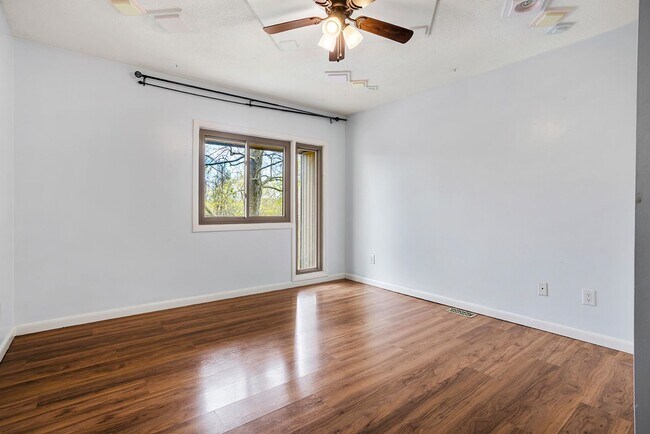 Building Photo - 2 Bedroom 1 Bath Condominium Located in Johnson City, TN
