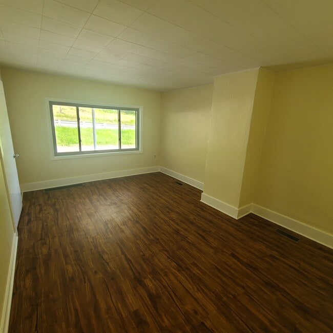 Living Room - 1372 Mars-Evans City Rd