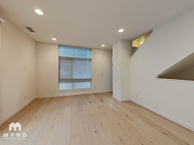 Building Photo - 130 21st Ave E