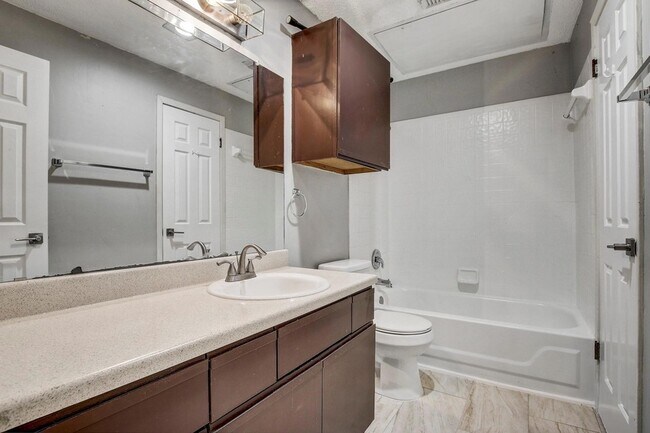 Building Photo - 807 W 25th St