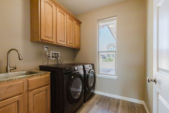 Building Photo - 4060 Wood Loop