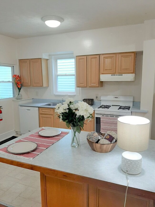 Building Photo - 222 Pleasant St