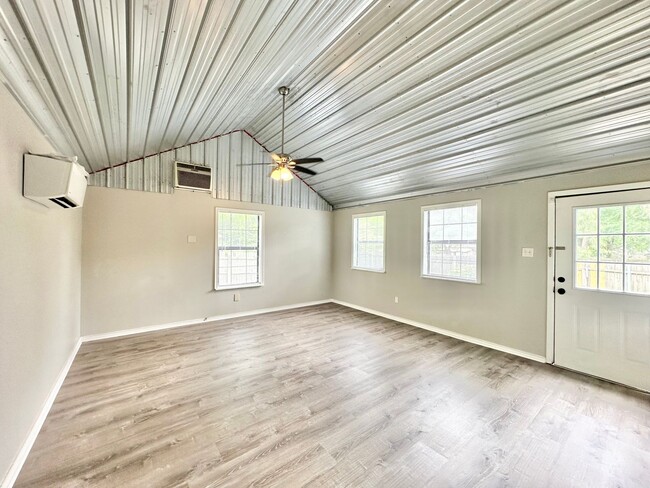 Building Photo - Available Now! Charming & Updated 3-Bedroo...