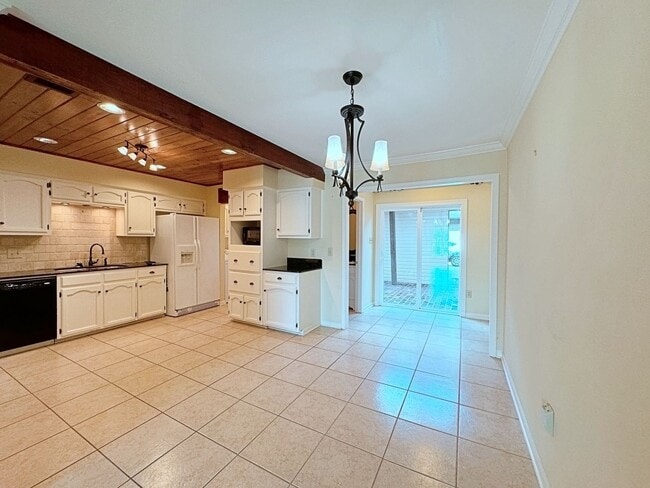 Building Photo - Custom Remodeled Townhome off Jefferson Hwy