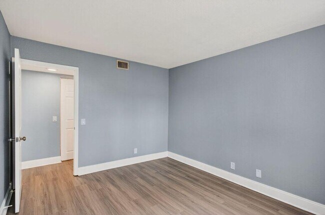 Building Photo - 744 Executive Center Dr