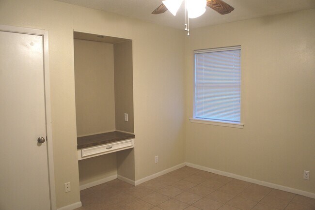 Building Photo - 421 Brigadoon St