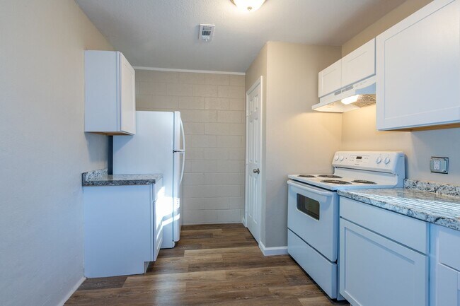 Building Photo - N Lewis Pl Triplex