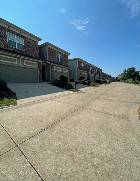 Primary Photo - 5102 Chouteaus Bluff Dr