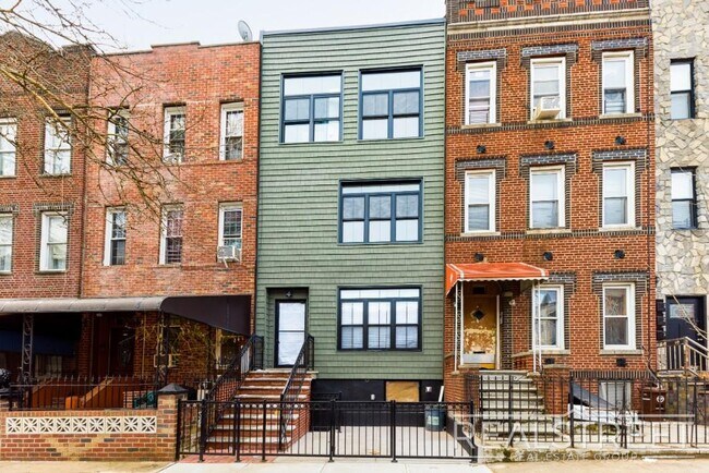Building Photo - Marconi Place