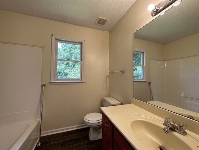Building Photo - 3 Bedroom Pet Friendly Home for Rent!