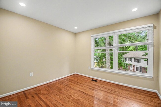 Building Photo - 16200 Edgewood Dr