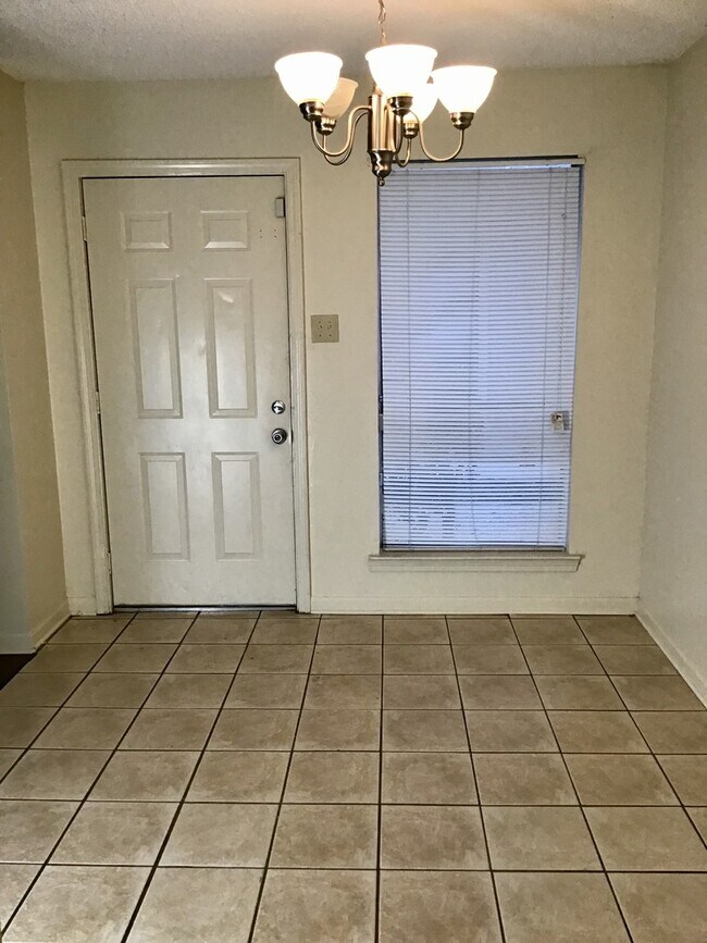 Building Photo - Beautiful 3 Bedroom Apartment. Great place...
