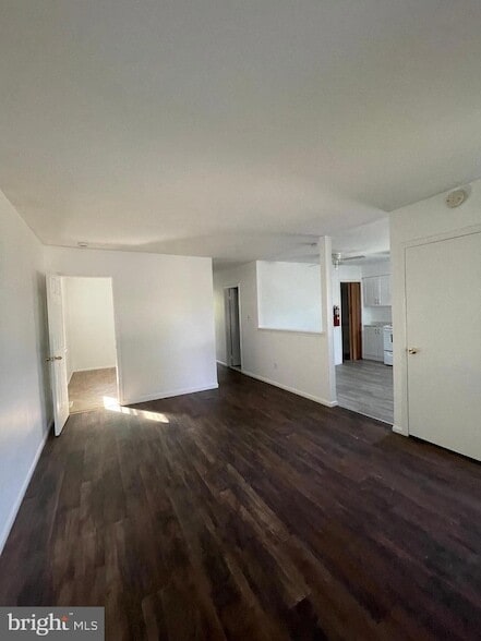 Building Photo - 711 E Maple Ave