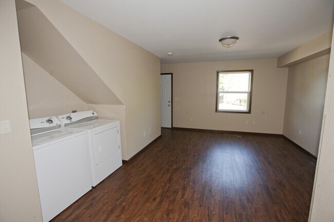 Building Photo - 1105 S Dewey St