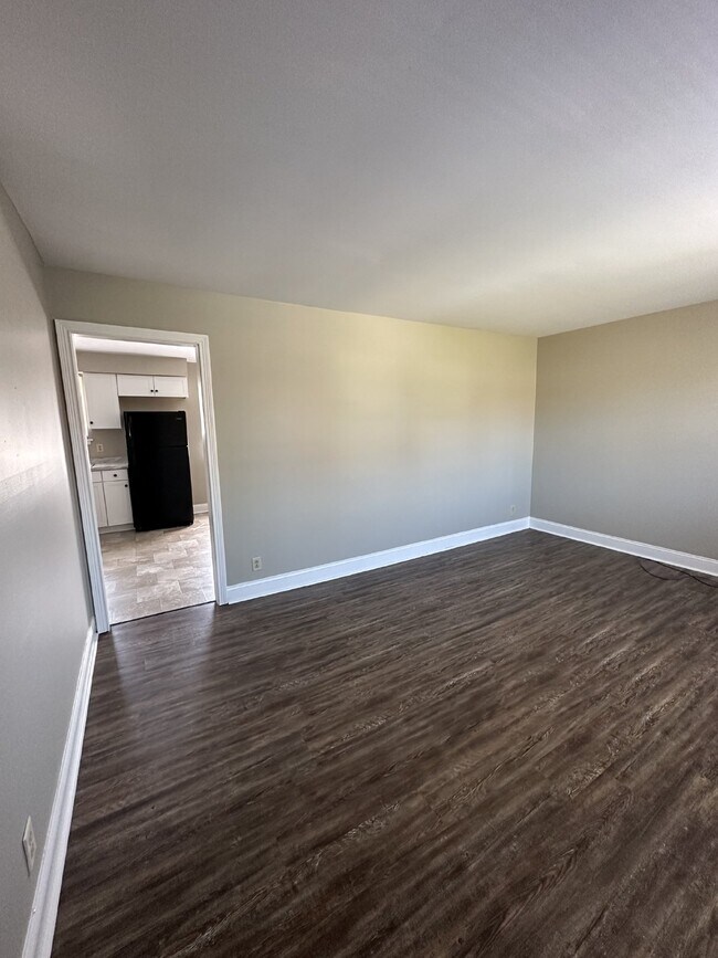 Building Photo - 335 Woodale Dr