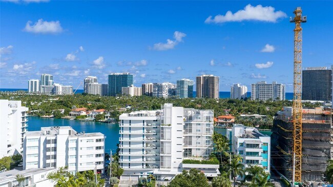 Building Photo - 9821 E Bay Harbor Dr