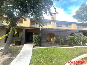 Building Photo - Stunning 3BD/2.5BA Condo in Bakersfield's 93309 — HOA Community & Move-In Ready!