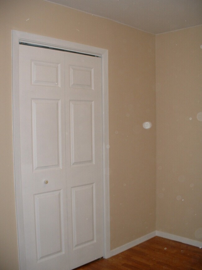 Building Photo - 717 6th Ave