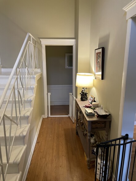 Entry - 10338 La Grange Ave