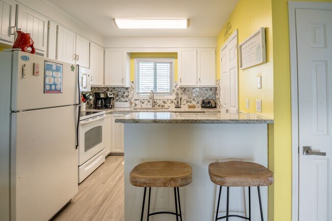 Building Photo - OFF-SEASON FURNISHED RENTAL