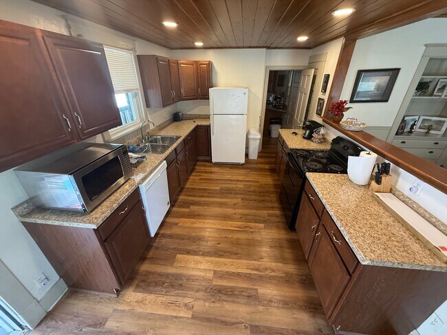 Building Photo - 33 Maple Ave