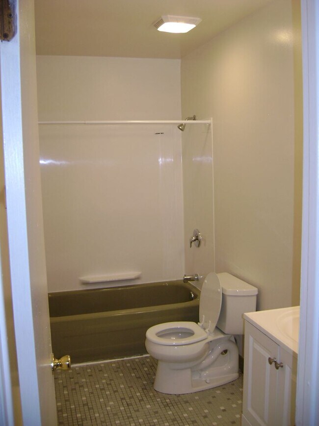 Building Photo - 3BR Townhome with garage! - Northampton School District