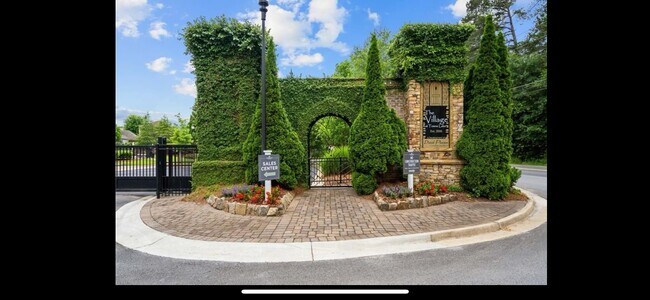 Building Photo - 109 Village Green Ave