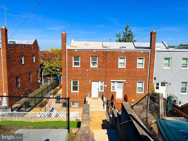 Building Photo - 3941 Blaine St NE