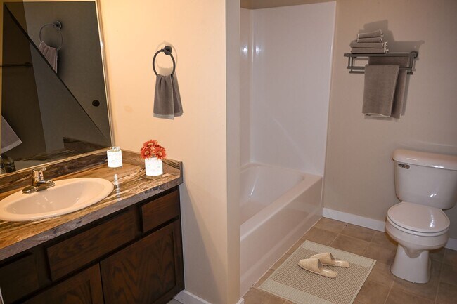 Building Photo - 2 Bed 2 Bath Baxter Springs Condo with mountain views