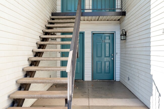 Building Photo - Inviting 2 Bedroom, 1 Bath with Fenced Patio