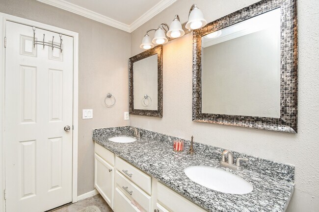 Building Photo - 7318 River Garden Dr