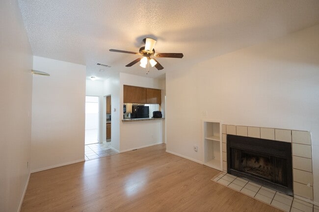 Building Photo - PRE-LEASE 2025/2026: Optimal location with...