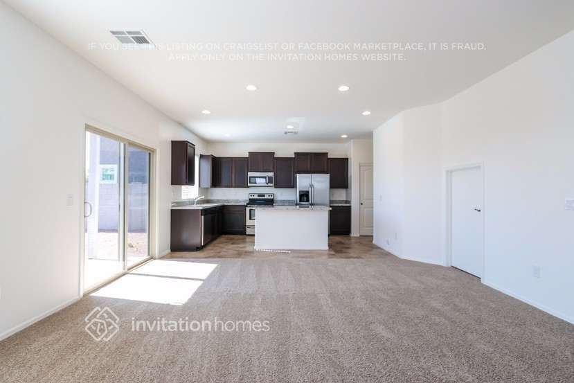 Building Photo - 1323 E Palomino Way