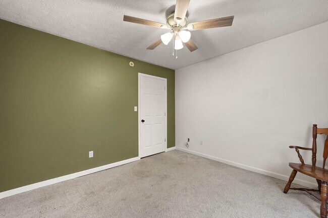 Building Photo - 180 Lilly Ln