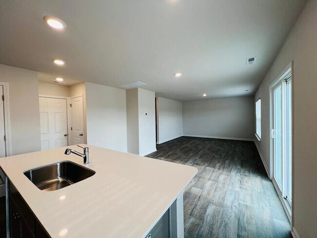 Building Photo - 437 Citron St