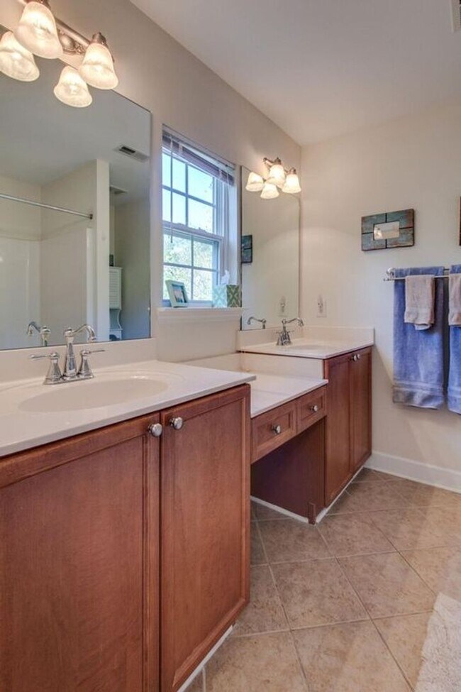 Building Photo - Spacious 3BR/2.5BA Duplex in South Nashville | Pet Friendly | Prime 37211 Location Near Dining & ...