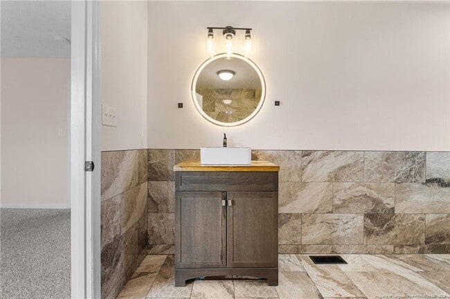 Building Photo - 166 Oakview Dr