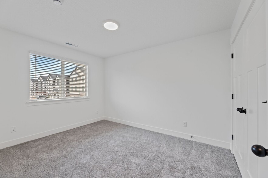 Building Photo - 1475 W Skyline Dr