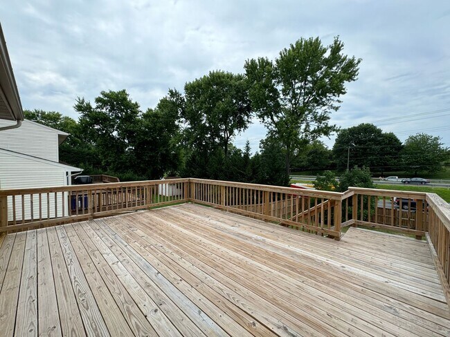 Building Photo - Spacious 5 Bed 3 Bath Home Walking Distanc...