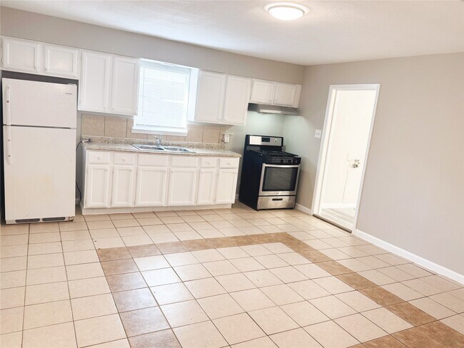 Building Photo - 6710 England St