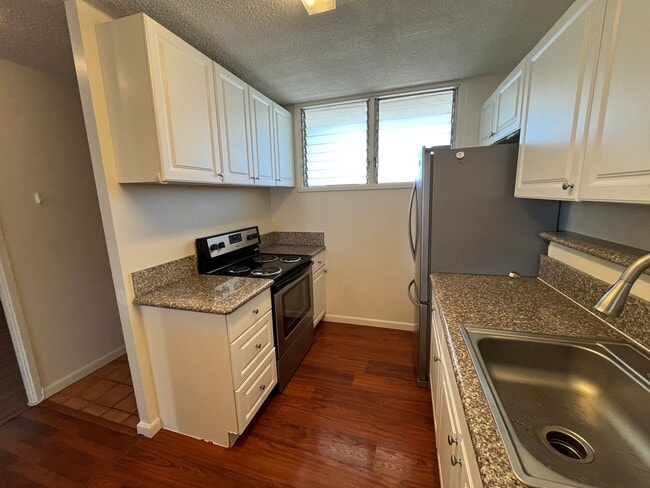 Building Photo - Woodrose (Honolulu) - Basic cable/electricity included!! 2 bedroom, 1.5 bathroom, 1 parking