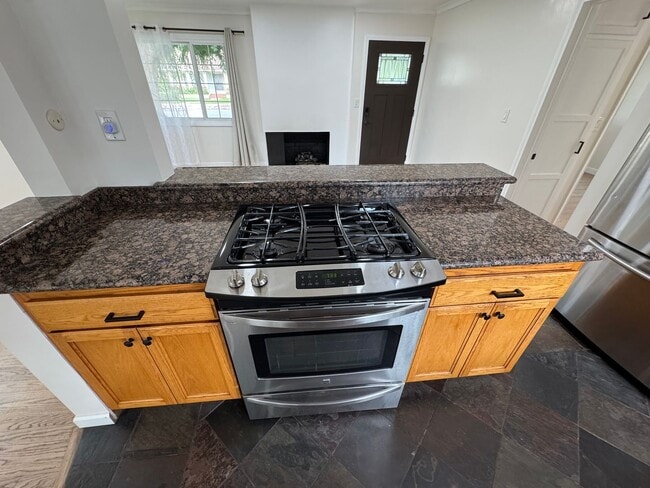 Building Photo - Beautiful 3 bedroom 2 bath Pool Home...  this one is a SHOW STOPPER