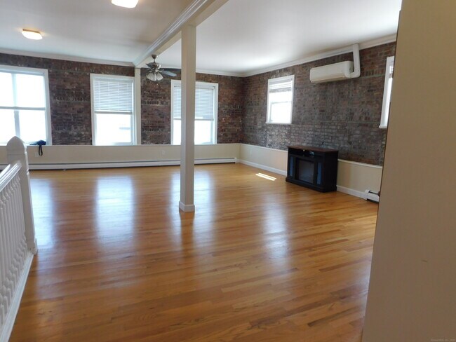 Building Photo - 147 Bank St